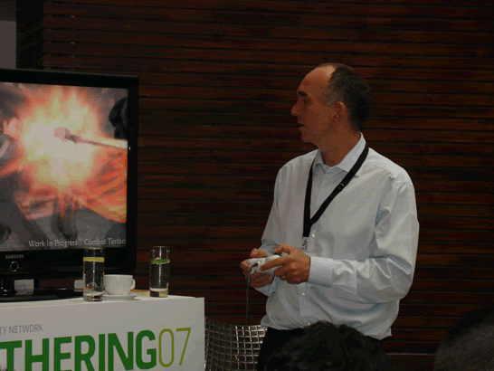 Peter Molyneux jugando Fable 2